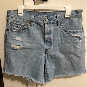 Womens Levi’s 501 Jean short size 31.